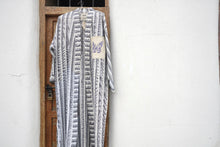 Load image into Gallery viewer, Aicha Hand Embroidary Linen Bisht
